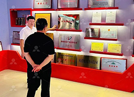高朋滿(mǎn)座