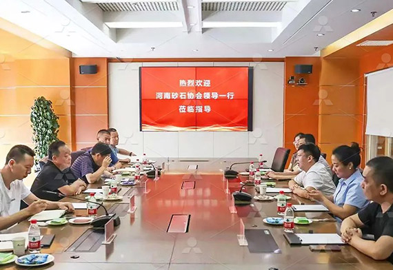 高朋滿(mǎn)座